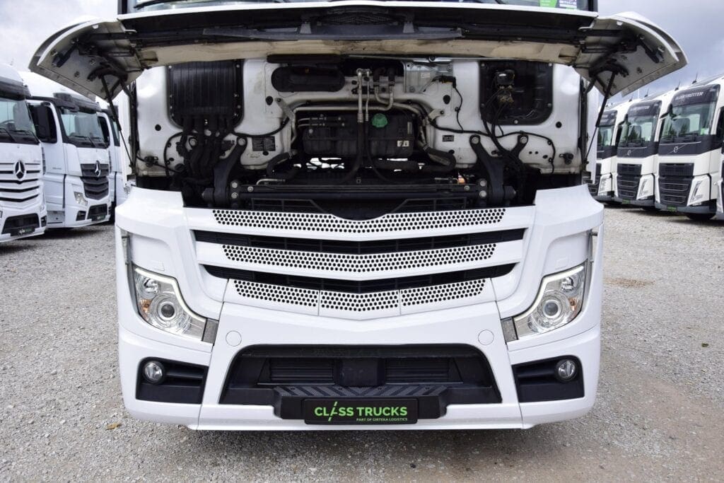 Mercedes Benz trucks engines